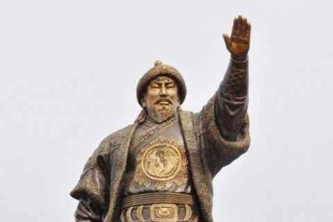 Буриад хүн Хятадад эзэн Чингисийн 22 метр өндөр хөшөөг сүндэрлүүлжээ
