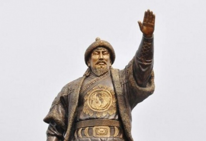 Буриад хүн Хятадад эзэн Чингисийн 22 метр өндөр хөшөөг сүндэрлүүлжээ