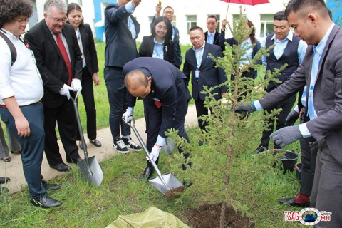 Такеши Касай нийгмийн эрүүл мэндийн үндэсний төвд дурсгалын мод суулгалаа