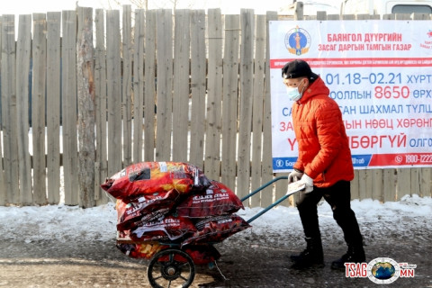 Баянгол дүүрэг гэр хорооллын өрх бүрт 30 шуудай сайжруулсан шахмал түлшийг үнэ төлбөргүй олгож байна