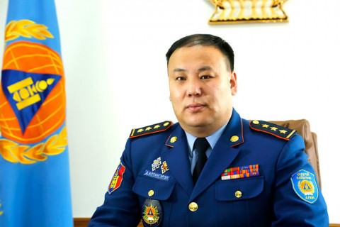 Хурандаа Д.Алтангэрэл эмэгтэй ажилтан руугаа өмдөө тайлж шидэж, өрөөндөө оруулж хүчирхийлэхийг удаа дараа завджээ