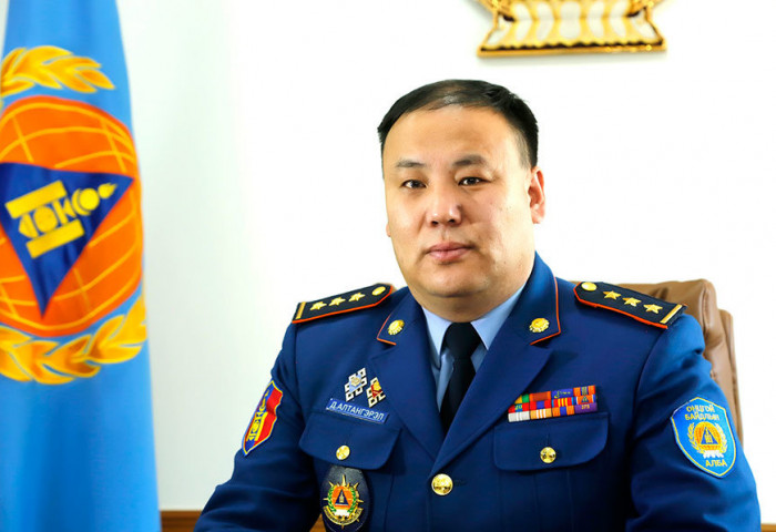 Хурандаа Д.Алтангэрэл эмэгтэй ажилтан руугаа өмдөө тайлж шидэж, өрөөндөө оруулж хүчирхийлэхийг удаа дараа завджээ