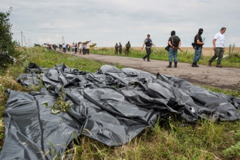 MH17 шарилуудтай хүндэтгэлгүй харьцаж байгаад Малайзын тал эсэргүүцэл илэрхийллээ (фото)