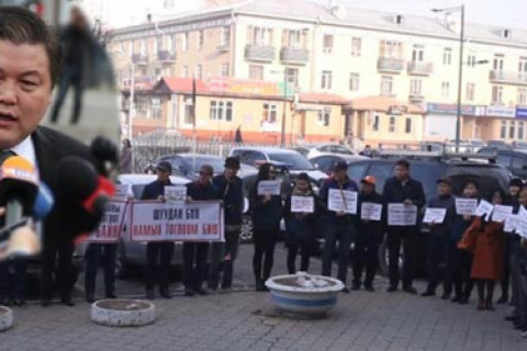 “Говь гурван сайхан” компаний захирал нь “Монгол шуудан”-нд ирж байгаа Т.Дуламдоржийн авга эгчид 20 сая төгрөгийн хахууль өгөхдөө нууцаар бичлэг хийж баримтжуулжээ