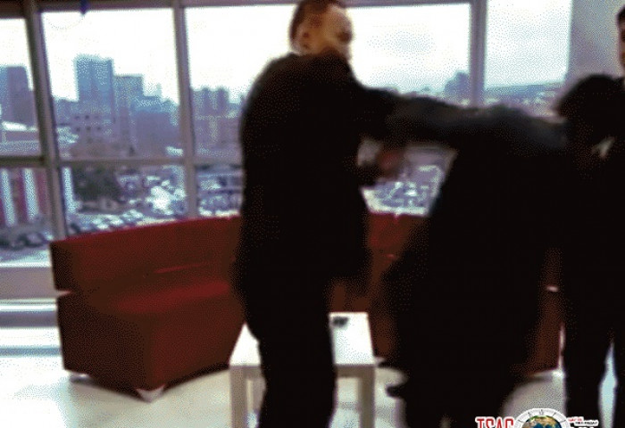 Б.Жаргалсайхан телевизийн студид танхайрч сэтгүүлчид гар хүрчээ