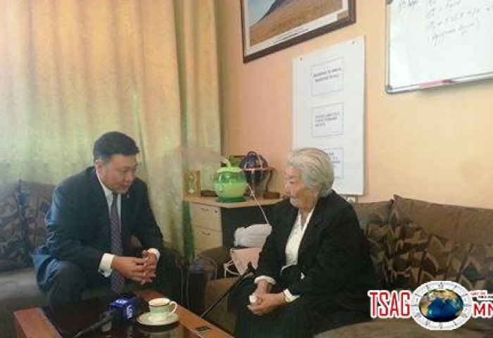 Ж.Батзандан нэг сарын цалингаа хандивлалаа