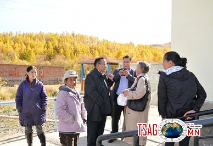 УИХ-ын гишүүн Д.Ганхуяг НД-н 6-р хороо, Тэрэлжийн төв суурингийн иргэдэд газар өмчлөх гэрчилгээ гардууллаа