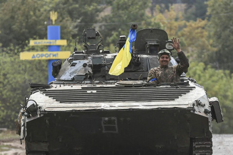 Украины арми Оросын хилээс 50 км-ийн зайд тулж иржээ
