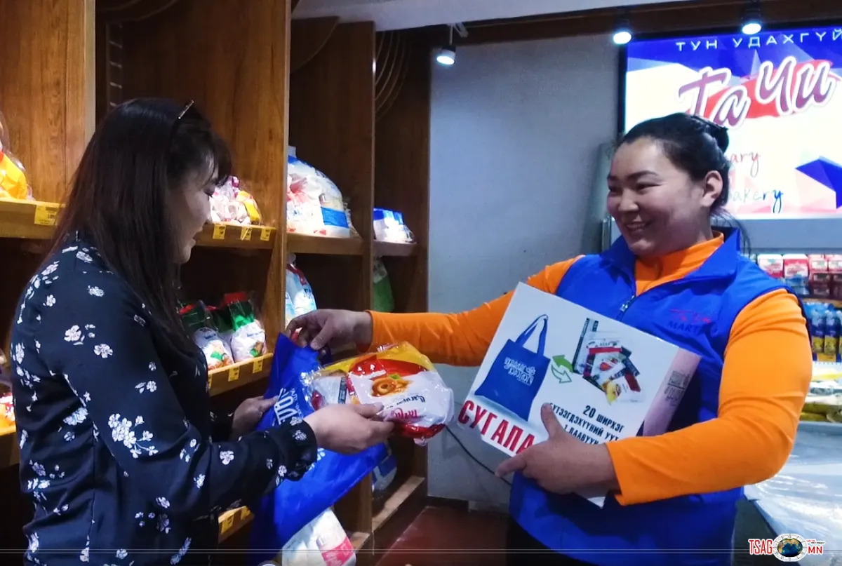 Ухаалаг хэрэглэгч хөтөлбөрийн хүрээнд Улаанбаатар марафонд ирсэн хэрэглэгчдэд даавуун тор тараана