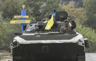 Украины арми Оросын хилээс 50 км-ийн зайд тулж иржээ