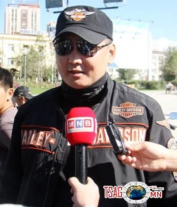 Хар савхин хүрмээр гоёж, Харли Дэвидсон хөлөглөсөн залуус баяраа тэмдэглэлээ