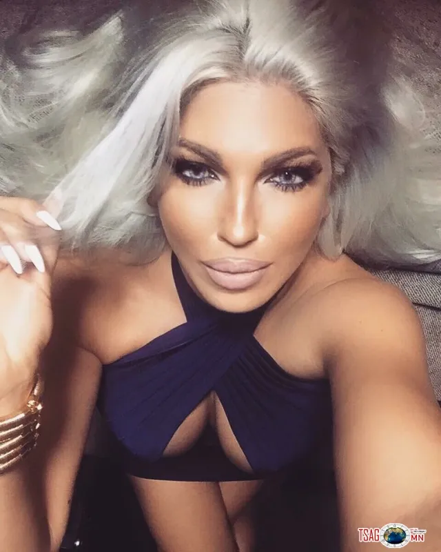 Серби дуучин, хөтлөгч, модел Jelena Karleuša