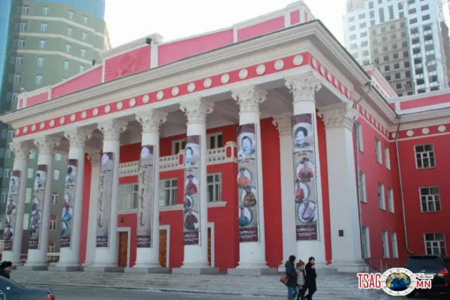 Улсын драмын эрдмийн театрыг Сүхбаатарын одонгоор шагналаа